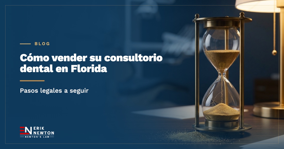 Cómo vender su consultorio dental en Florida: un reloj de arena de latón con la ampolla inferior agrietada que deja escapar arena sobre un escritorio