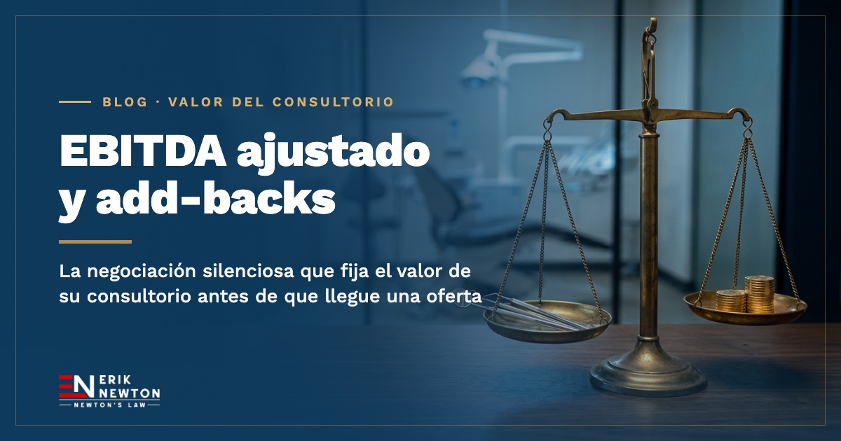 EBITDA ajustado y add-backs: una balanza de latón pesa instrumentos dentales frente a una pila de monedas de oro en un consultorio dental